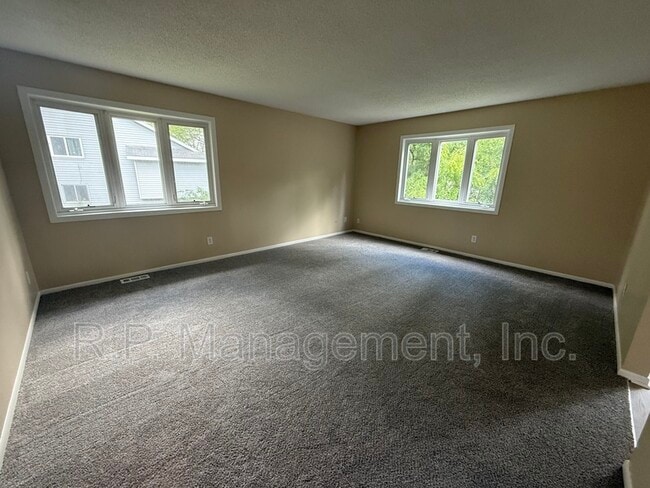 Foto del edificio - 555 Lake Cove Ct