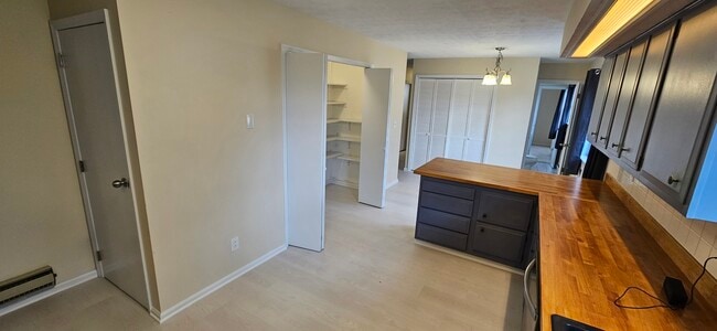 Cocina con vista a la despensa cerca del centro y al medio baño a la derecha. - 578 Tyler St