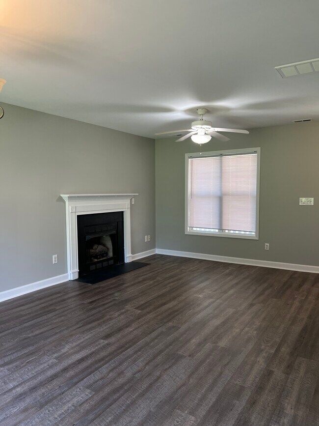 Building Photo - 588 Lakeside Valley Dr