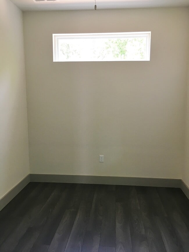 Building Photo - 700 E 45th St