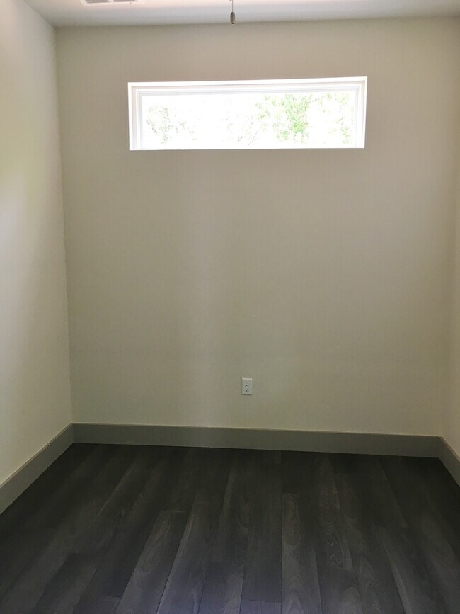 Building Photo - 700