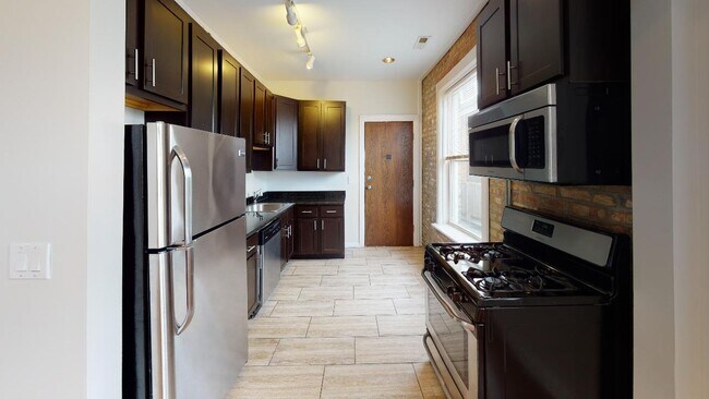 Building Photo - Rogers Park 2 Bed 1 Bath! Available 6/10 / Dog Friendly / Laundry In Building
