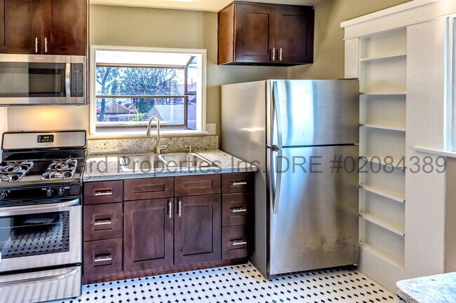 Building Photo - 3034 E Vista