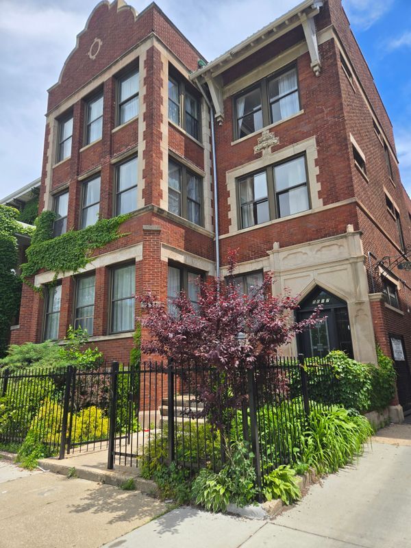 Foto del edificio - 5017 S Drexel Blvd