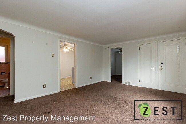 Foto del edificio - 1 br, 1 bath Apartment - 19691 Cliff Stree...