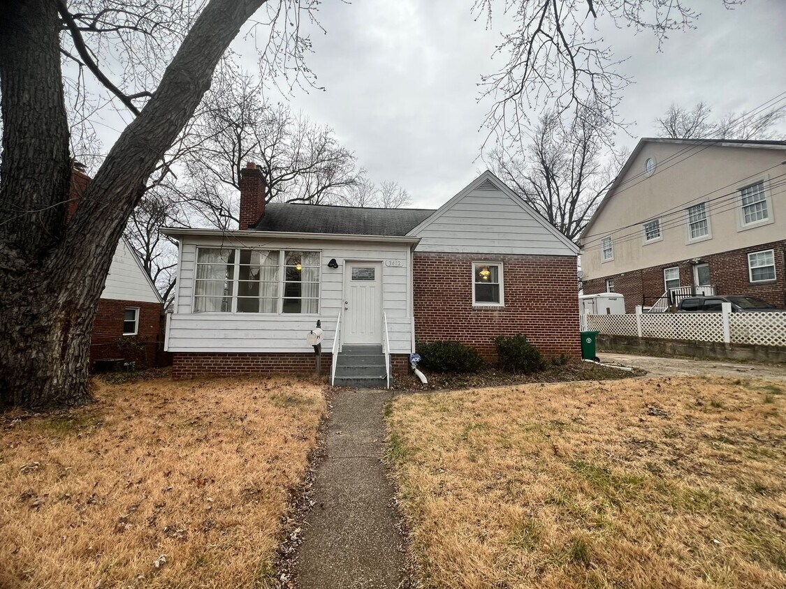 Foto principal - Cozy 4 BR/2 BA Single Family Home in Hyatt...