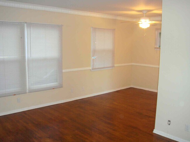 Foto del edificio - 7930 Willoughby Ave