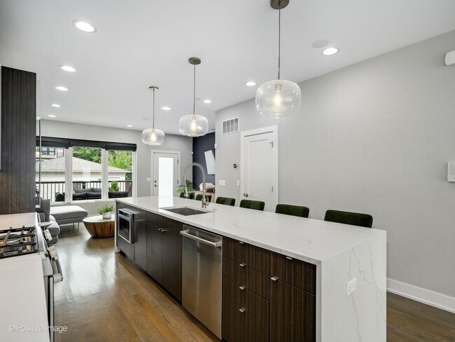 Foto del edificio - 2544 W Warren Blvd