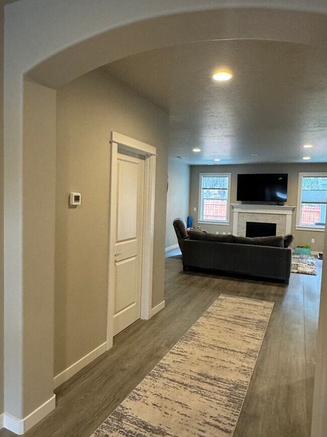 Foto del edificio - Fully Furnished 3 Bed/2 Bathroom Home-2042...
