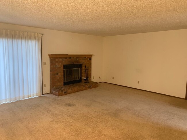 Building Photo - Wonderful Pet Friendly 3 Bedroom Home with...