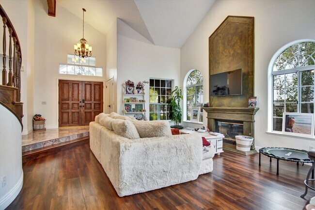 Building Photo - Furnished 5B/4Ba Home with Pool, Privacy a...