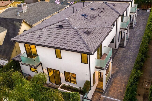 Foto del edificio - 4418 Kingswell Ave