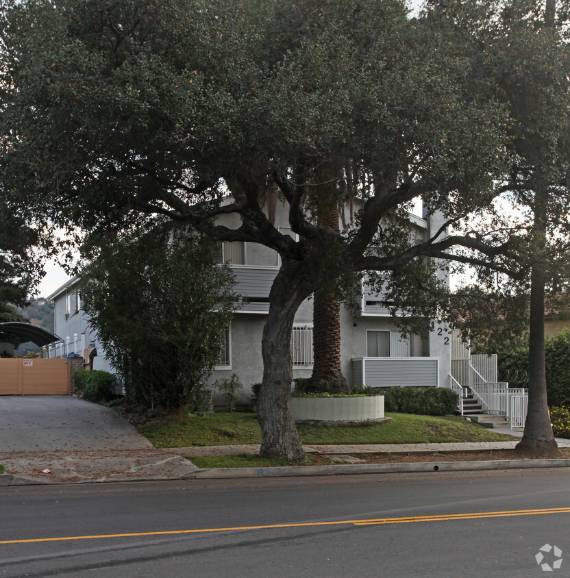 Building Photo - 122 N Ave. 66