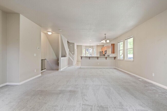 Foto del edificio - Bright, spacious 3-bdrm/2.5 bath Tigard townhome. Fireplace, balcony, 2-car garage, W/D