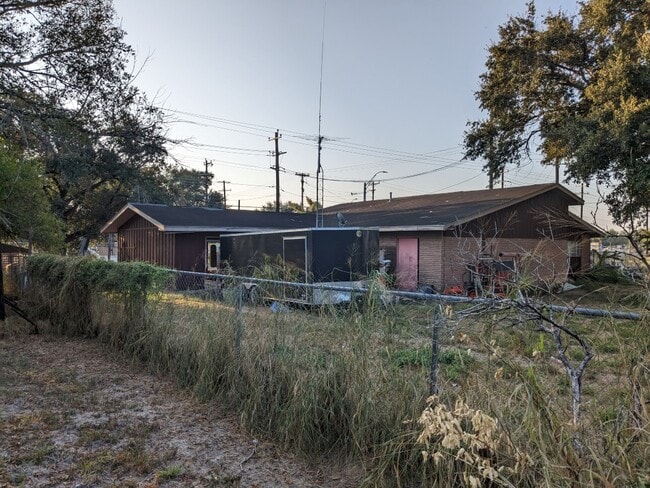 Foto del edificio - 1439 N Alamo Rd