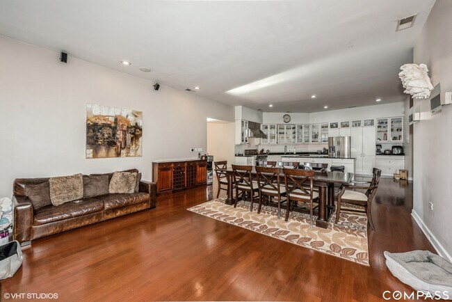 Foto del edificio - 2265 N Clybourn Ave