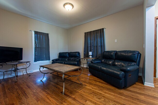 Building Photo - Cute 3 Bedroom / 1 Bath Home in Fremont!