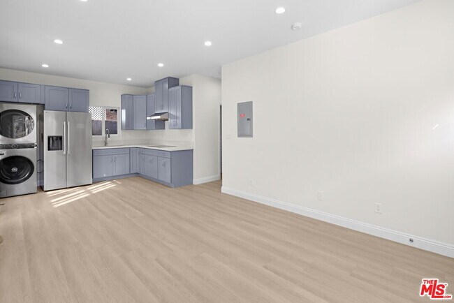 Foto del edificio - 2445 Harwood St