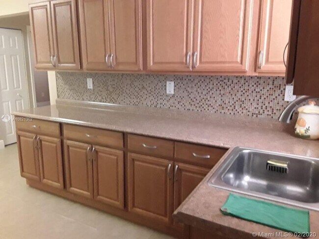 Building Photo - 2031 Acapulco Dr