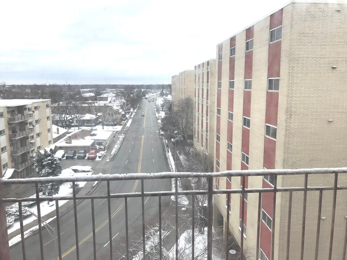 Primary Photo - 1005 Des Plaines Ave