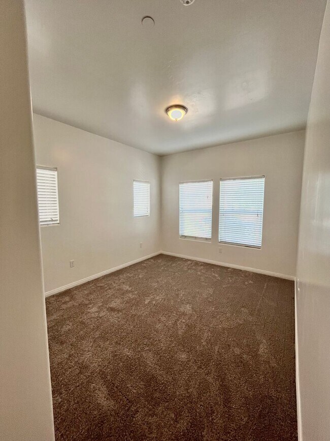 Foto del edificio - MOVE IN READY!! BEAUTIFUL 4 BED 3 BATH FOR...