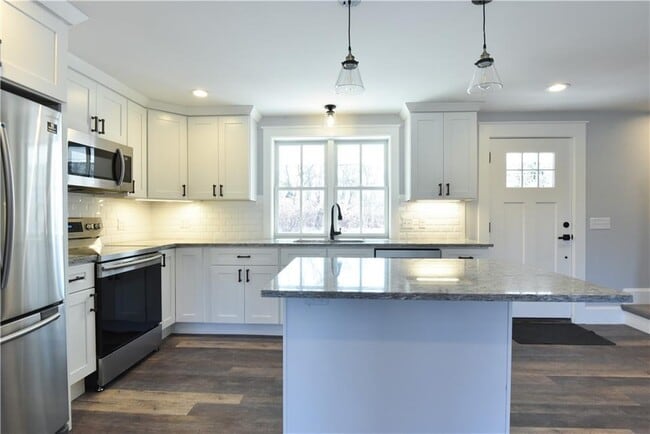Foto del edificio - 6 Maple Lake Farm Rd