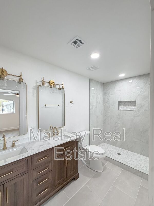 Building Photo - 1015 E Concorda Dr