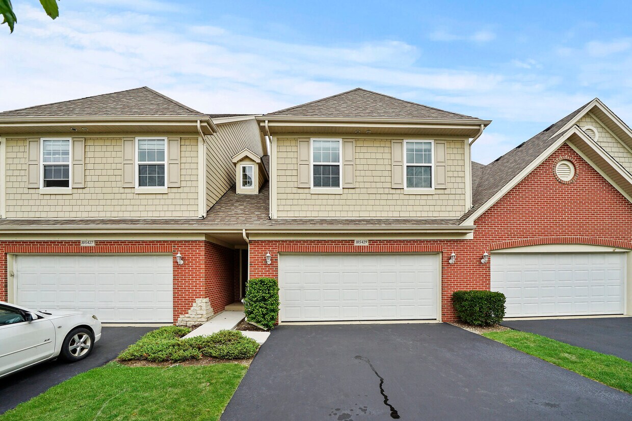 Primary Photo - 10S458 Carrington Cir