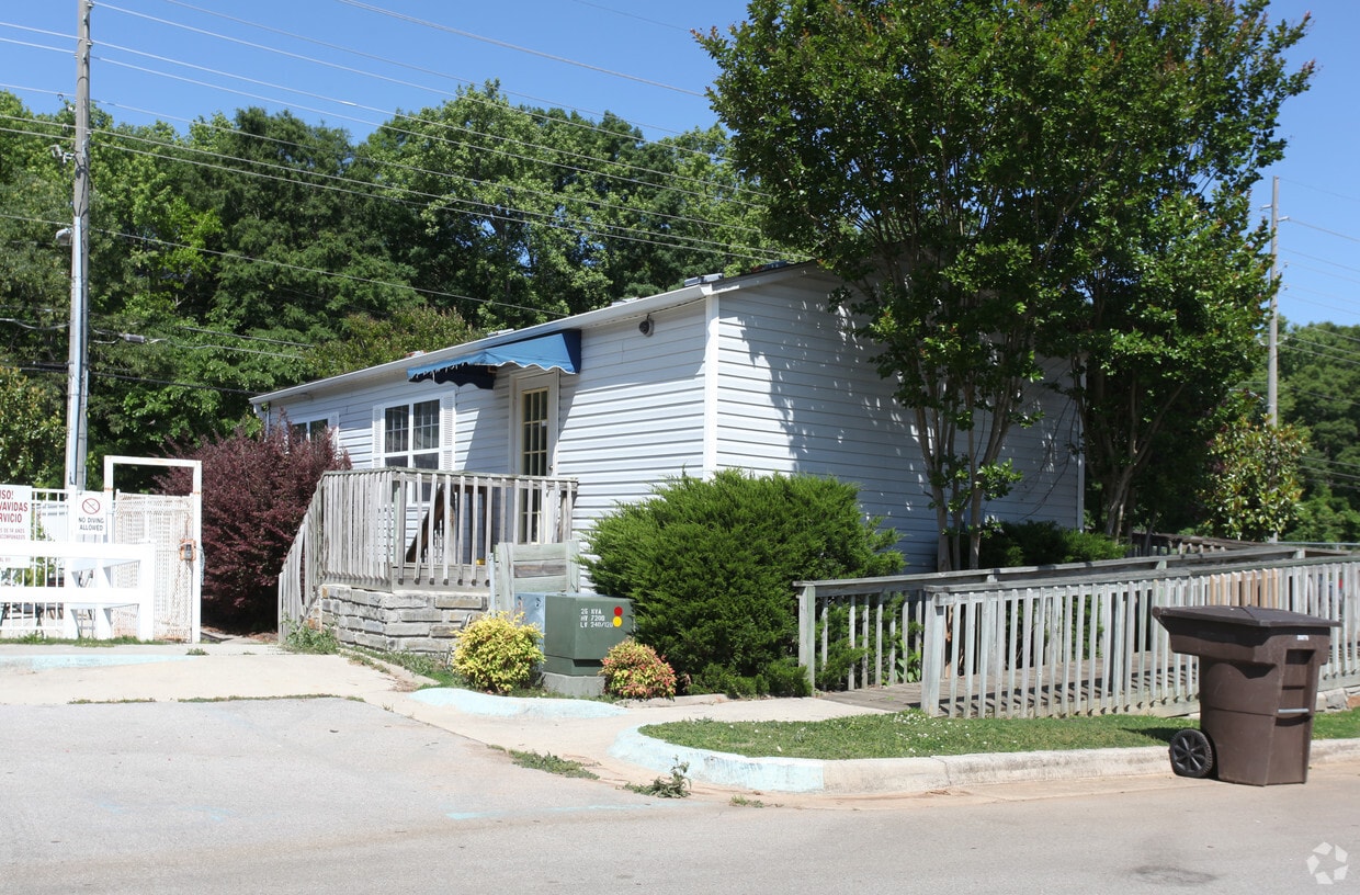 Merrimac Manor Apartments in Huntsville, AL
