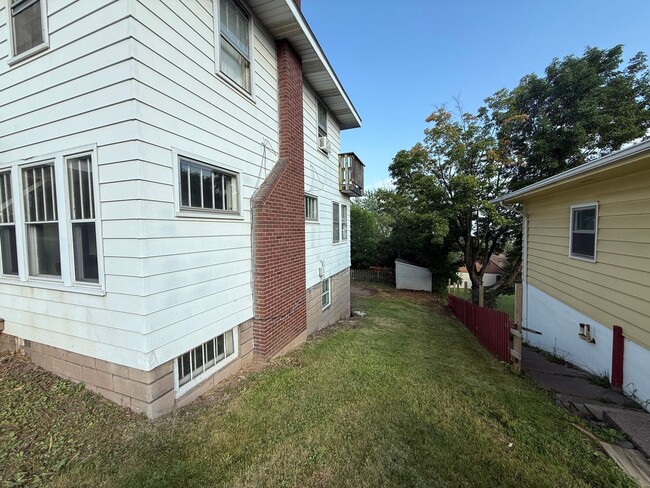 Building Photo - 6 bedroom 2 bath