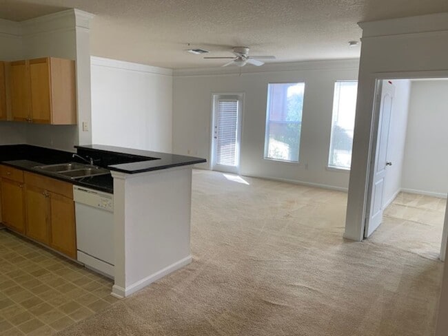 Building Photo - Condo for rent - 3rd floor in gated community