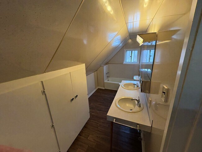 Foto del edificio - Spacious 4 Bedroom Located in North Toledo