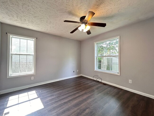 Building Photo - Spacious 4-Bedroom Home W/Sunroom & Large ...