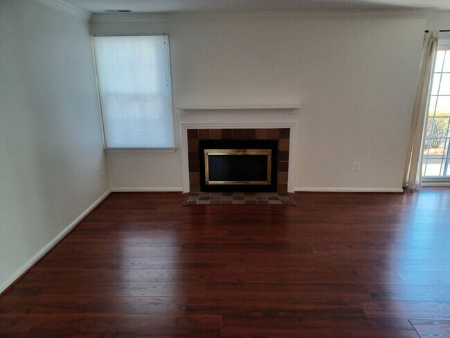 Building Photo - 696A Rose Hollow Dr