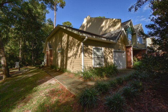Building Photo - Charming 2BR/2BA End-Unit Condo in Monticello