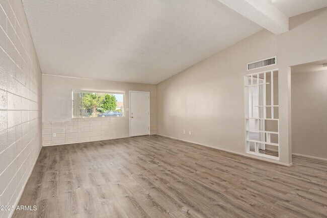 Foto del edificio - 7045 E Wilshire Dr