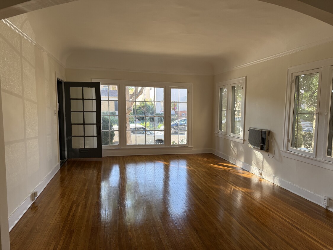 Living Room - 536 N Spaulding Ave