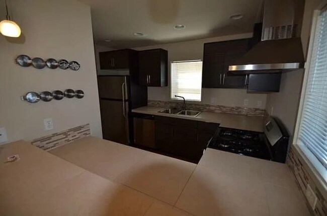 Foto del edificio - Two Bedroom, One and a Half Bath Townhome - Right Next to Fairmount Park