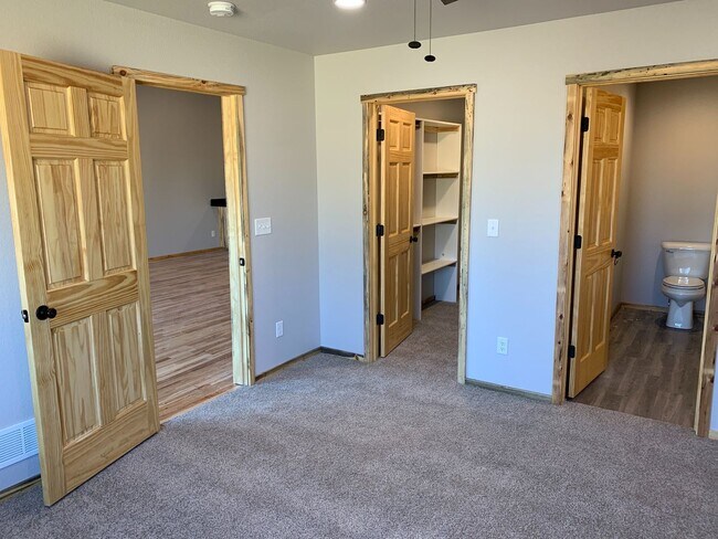 Foto del edificio - BEAUTIFUL NEWER CONSTRUCTION! 2 BEDROOMS, 2 BATHROOMS, 2 CAR ATTACHED GARAGE