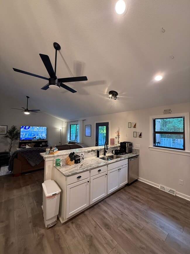 Building Photo - Single Family 3/2