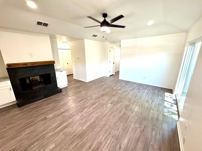 Foto del edificio - 9842 Camfield Ave