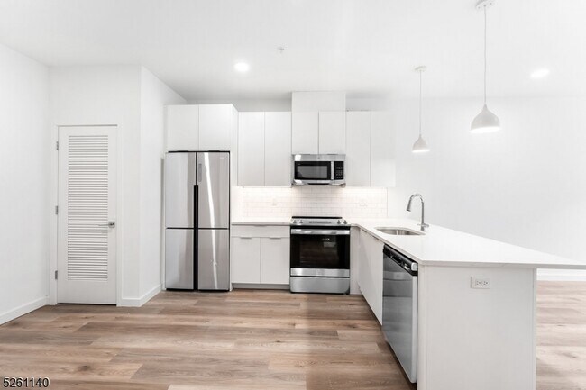 Foto del edificio - 25 Freeway Dr E