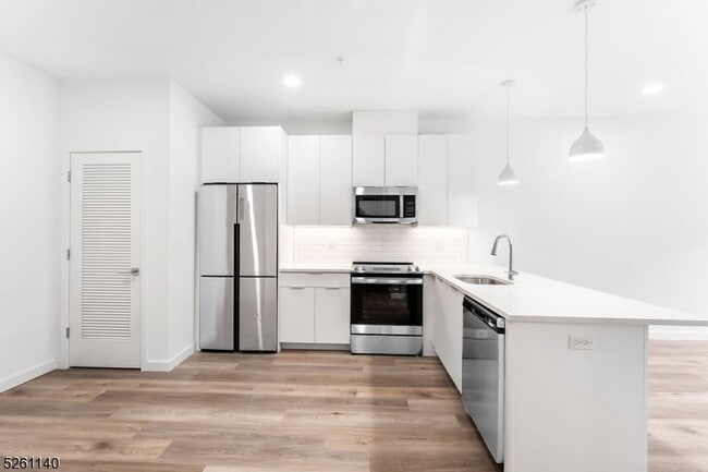 Building Photo - 25 Freeway Dr E