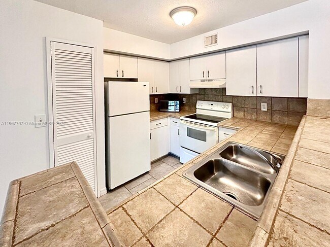 Foto del edificio - 1721 Village Blvd