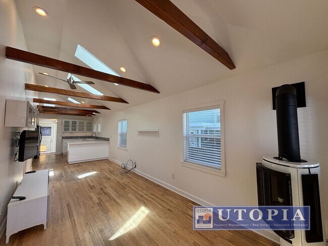 Foto del edificio - Charming, Sun-Filled 2BD/1BA Home on Quiet...