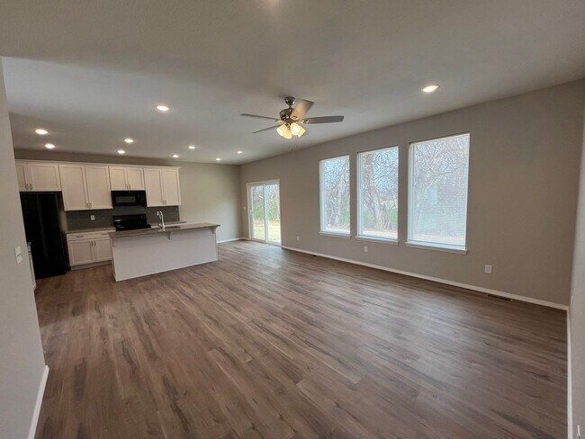 Foto del edificio - NEW BUILD! 4 BEDROOM 2 BATHROOM