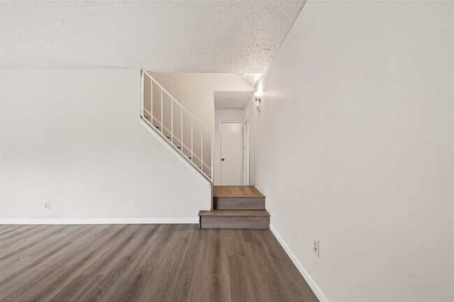 Building Photo - 7523 La Pl Dr