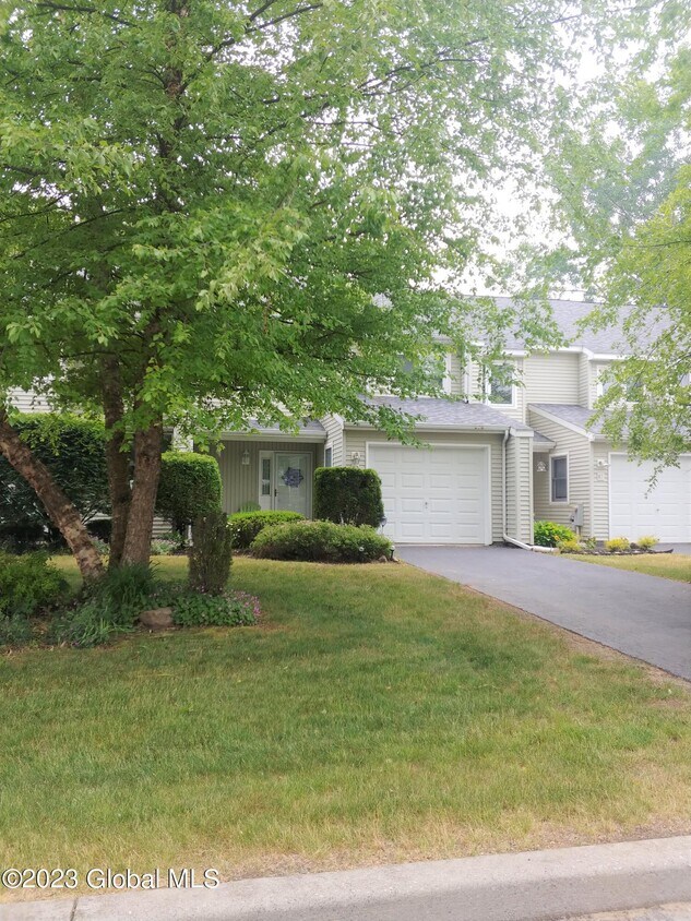 Primary Photo - 82 Aqueduct Dr