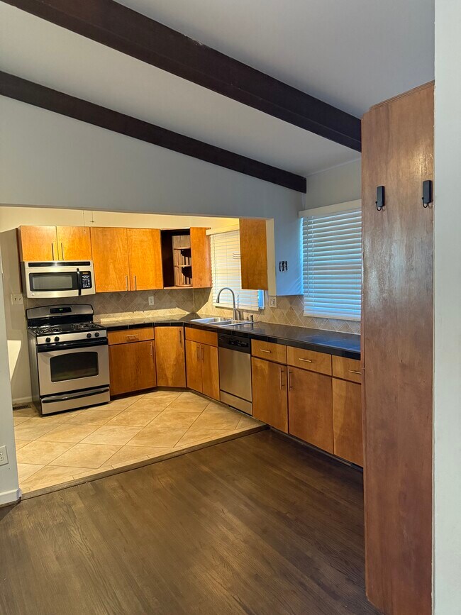 Cocina con refrigerador nuevo, 9 pies de gabinetes y encimeras. - 1117 Montclair Rd