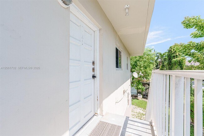 Building Photo - 621 SW 15th Ave